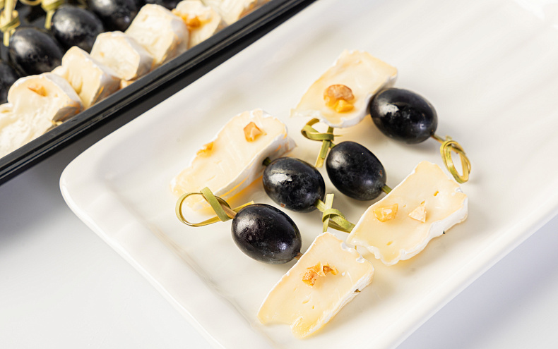 Канапе с виноградом и сыром камамбер, 20 шт