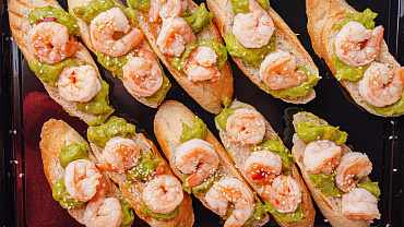 Брускетта с креветками и гуакомоле, 10 шт
