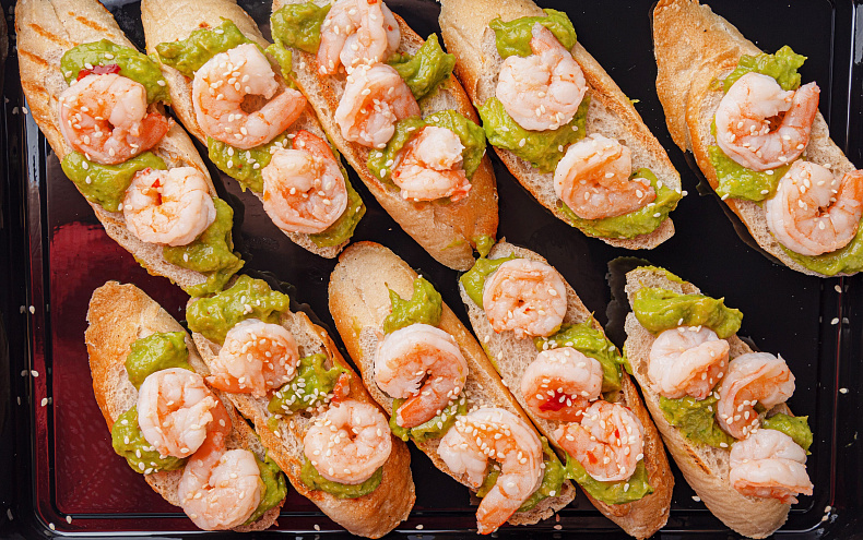 Брускетта с креветками и гуакомоле, 10 шт