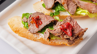 Брускетта с ростбифом, 10 шт