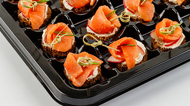 Мини-брускетты с лососем слабосолёным и сырным кремом, 24 шт