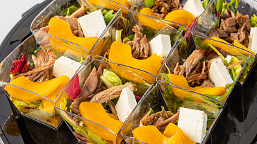 Салат «С уткой и манговым соусом» в стаканчиках, 9 шт