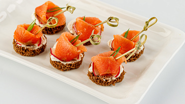 Мини-брускетты с лососем слабосолёным и сырным кремом, 24 шт
