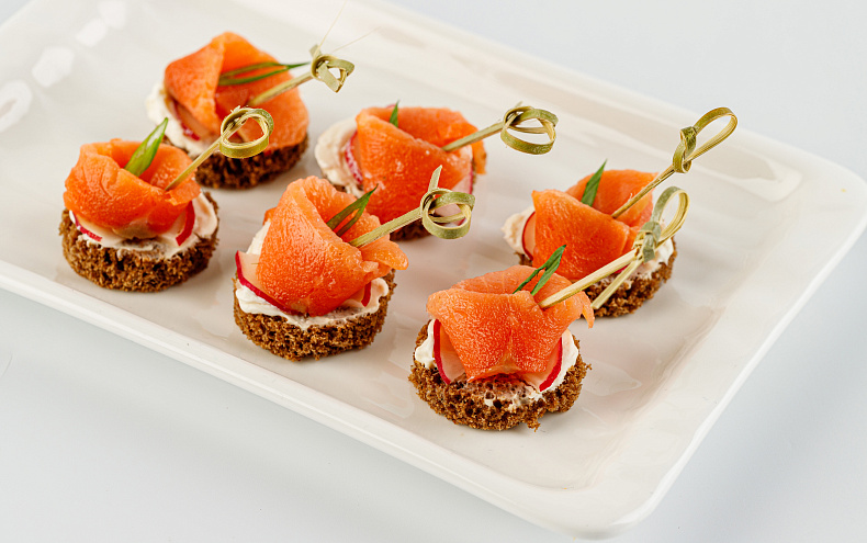 Мини-брускетты с лососем слабосолёным и сырным кремом, 24 шт