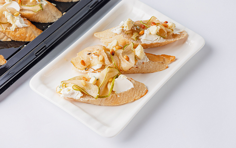 Брускетта с грушей и горгонзолой, 10 шт