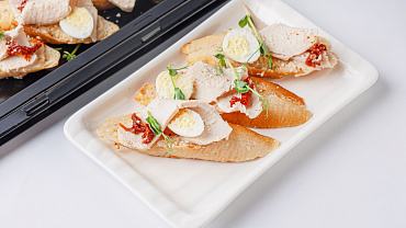 Брускетта цезарь с индейкой, 10 шт