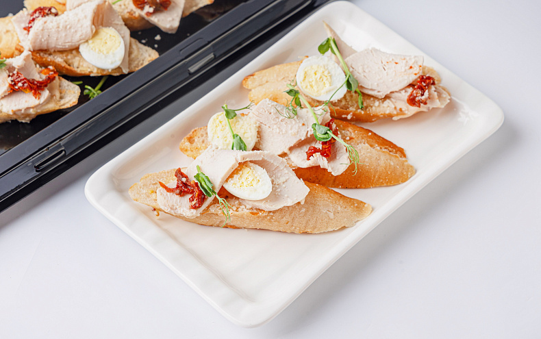 Брускетта цезарь с индейкой, 10 шт