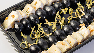 Канапе с виноградом и сыром камамбер, 20 шт