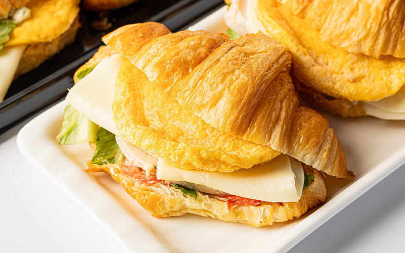 Круассан с курицей и яйцом, 6 шт