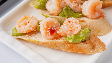 Брускетта с креветками и гуакомоле, 10 шт