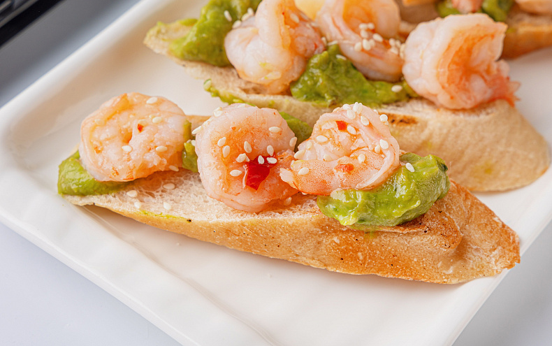 Брускетта с креветками и гуакомоле, 10 шт