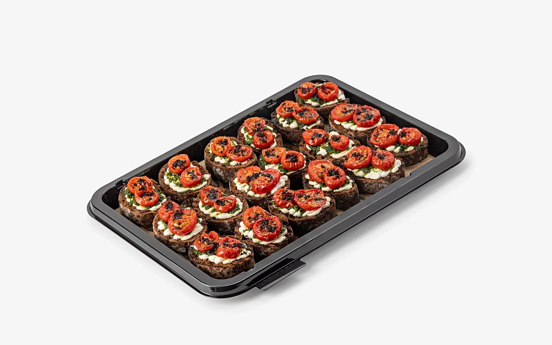 Брускетта с козьим сыром с томатами конфи и соусом Песто, 18 шт