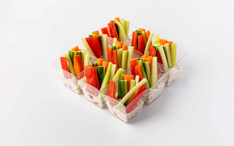 Овощные стики с соусом «Цезарь» в фуршетных стаканчиках, 9 шт