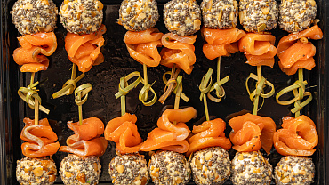 Канапе с лососем и творожным сыром, 14 шт