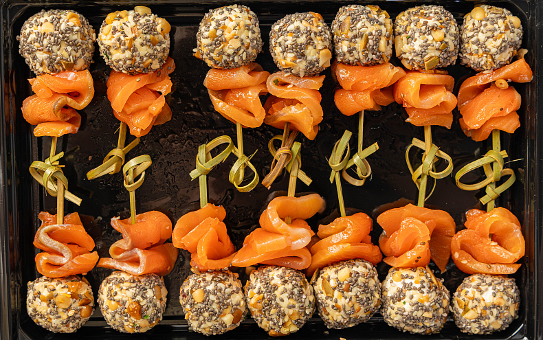 Канапе с лососем и творожным сыром, 14 шт