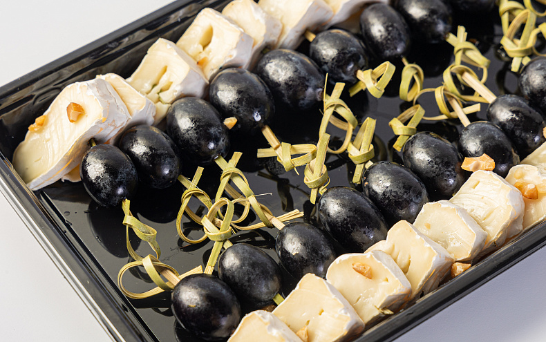 Канапе с виноградом и сыром камамбер, 20 шт