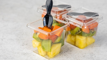 Наборы тропических фруктов в стаканчиках