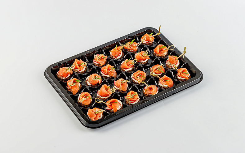 Мини-брускетты с лососем слабосолёным и сырным кремом, 24 шт