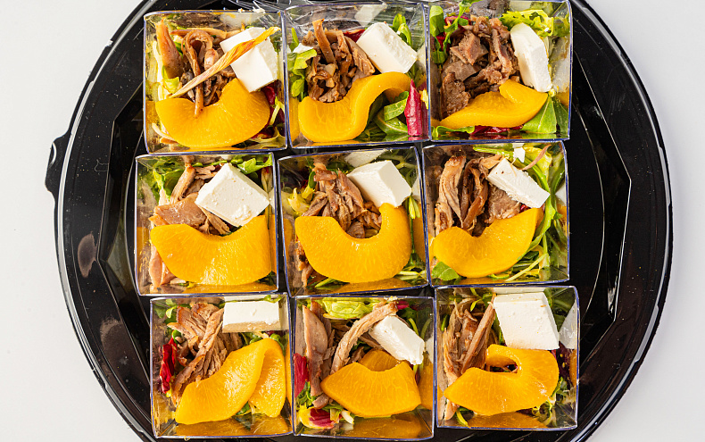 Салат «С уткой и манговым соусом» в стаканчиках, 9 шт