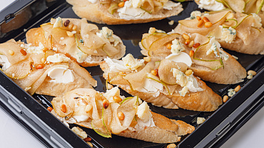 Брускетта с грушей и горгонзолой, 10 шт