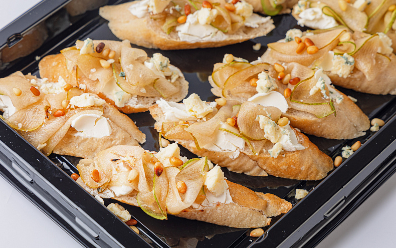 Брускетта с грушей и горгонзолой, 10 шт