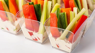 Овощные стики с соусом «Цезарь» в фуршетных стаканчиках, 9 шт