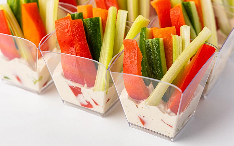 Овощные стики с соусом «Цезарь» в фуршетных стаканчиках, 9 шт