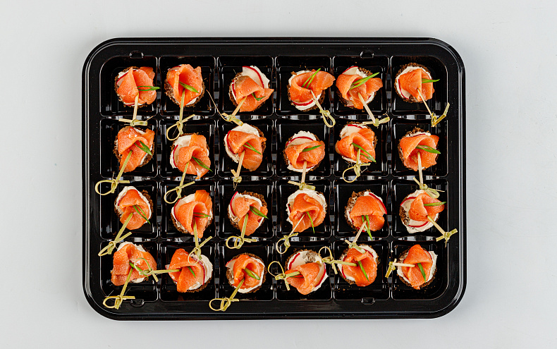 Мини-брускетты с лососем слабосолёным и сырным кремом, 24 шт