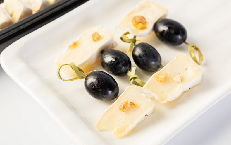 Канапе с виноградом и сыром камамбер, 20 шт