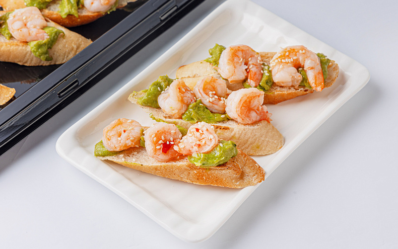 Брускетта с креветками и гуакомоле, 10 шт