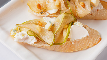 Брускетта с грушей и горгонзолой, 10 шт