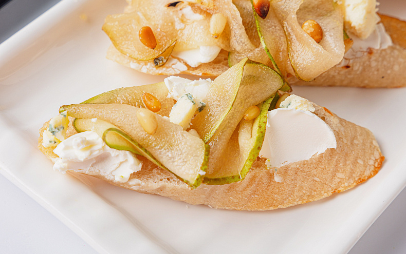 Брускетта с грушей и горгонзолой, 10 шт