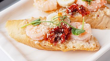 Брускетта цезарь с креветками и вялеными томатами, 10 шт