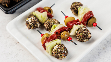 Канапе с моцареллой и вялеными томатами, 9 шт